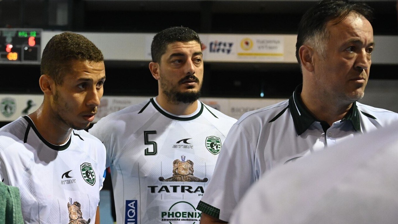Po zápasovej premiére zľava Linhares, Jaballah a tréner Goluža.
