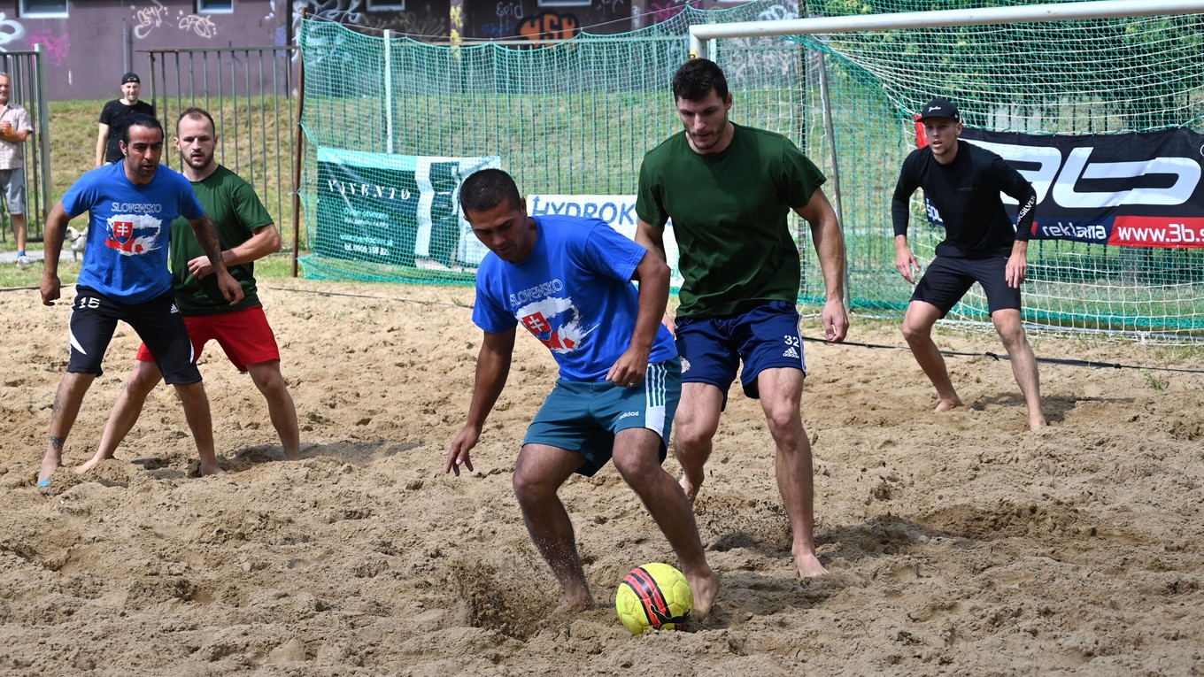 Hokejisti to vedia aj s loptou. V bránke im pomohol reprezentant Martin Gernát.