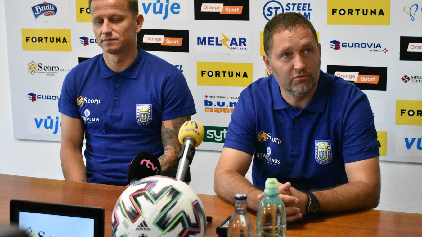 Kapitán Igor Žofčák (vľavo) a tréner Jozef Majoroš na predsezónnej tlačovke.