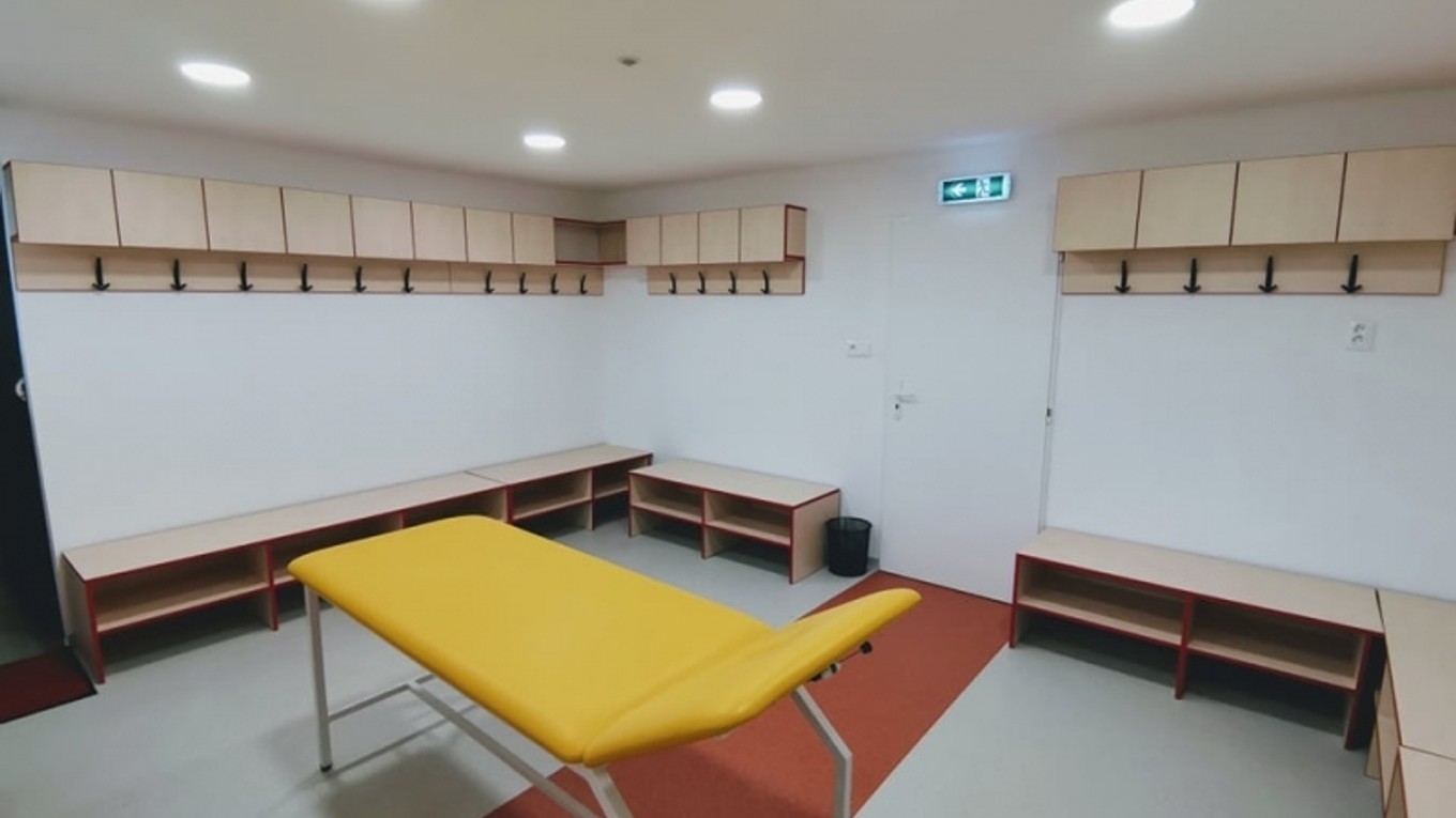 Šatne sú futbalistom k dispozícii.