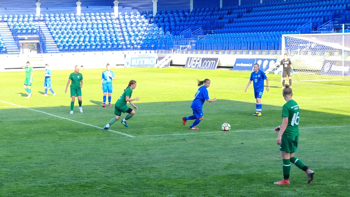 Marianna Šalitrošová (pri lopte) v zápase reprezentácie proti Prešovu.