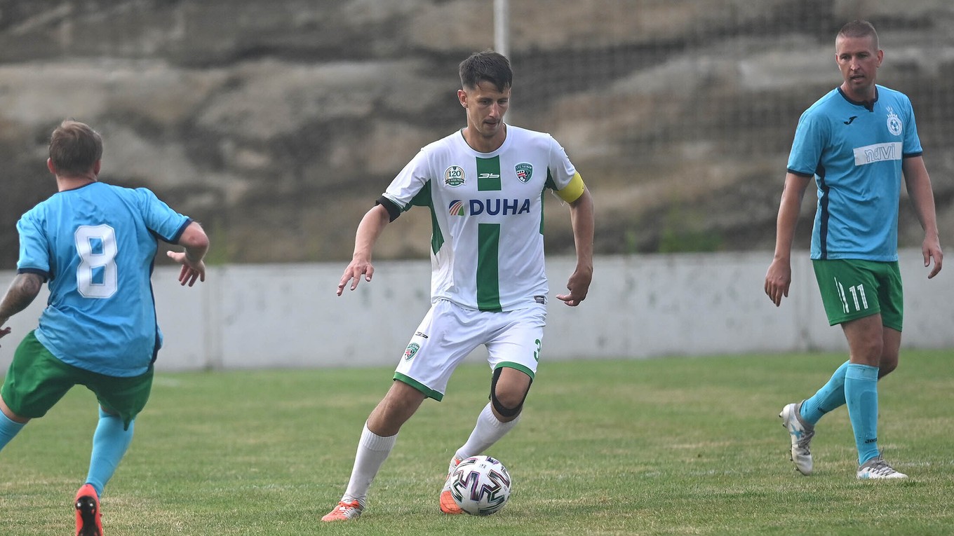 Martin Luberda (v strede) v stretnutí s FK Sobranecko.