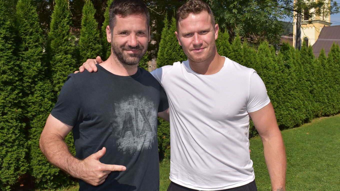 Hokejisti Rastislav Pavlikovský (vľavo) a Milan Bartovič v Medzilaborciach.