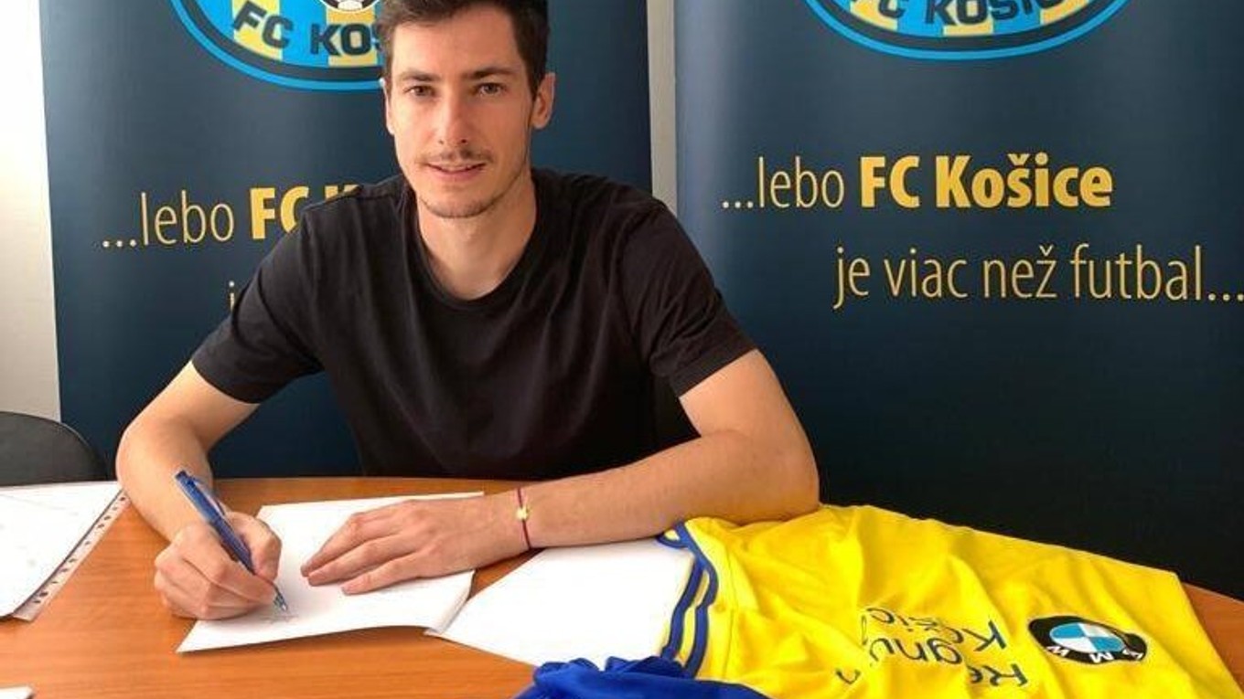 Jozef-Šimon Turík pri podpise zmluvy s FC Košice.