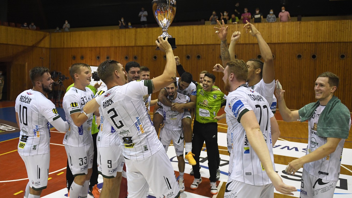 Hráči Tatrana Prešov sa tešia s trofejou po triumfe nad MŠK Považská Bystrica.