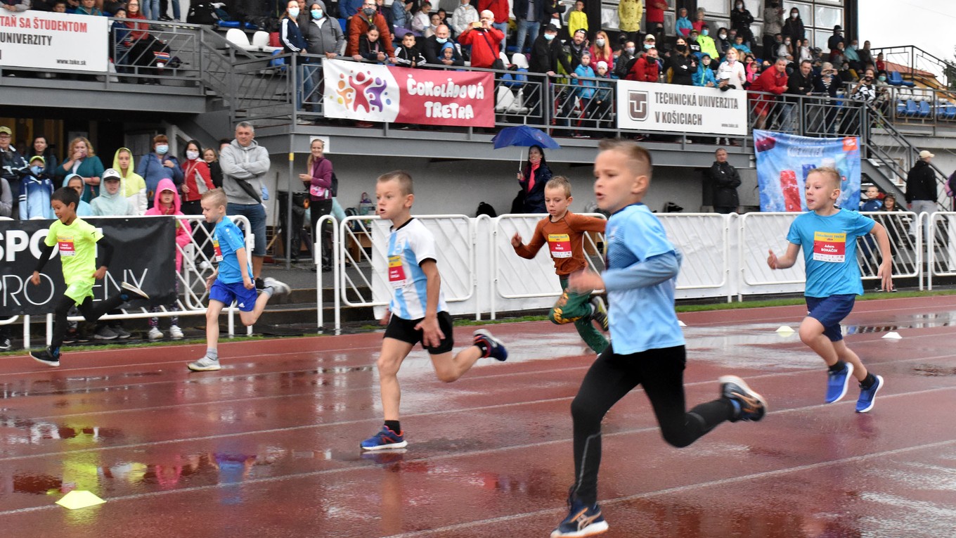 Hoci bola dráha mokrá, deťom sa pády vyhýbali.