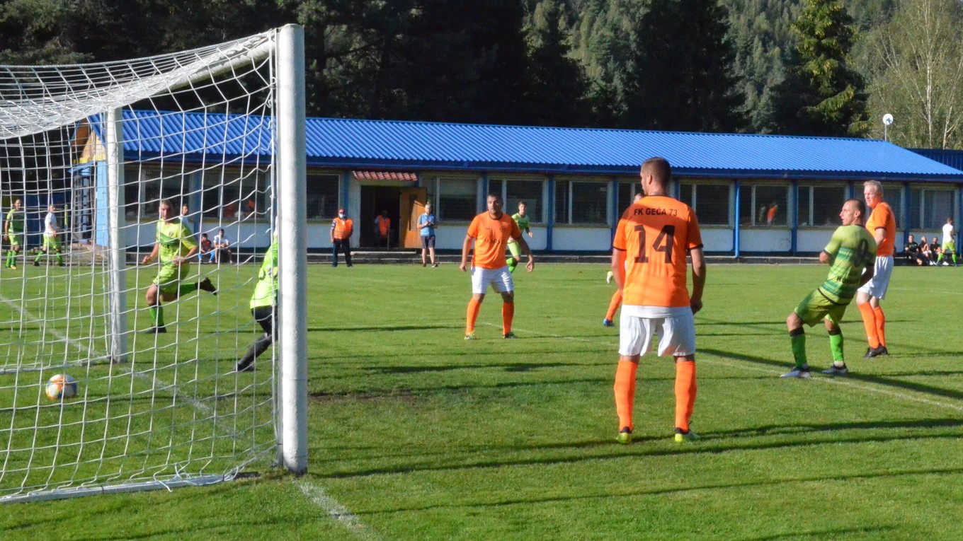 Ústrednou postavou zápasu Rudňany – Geča bol domáci Kamil Zekucia (vpravo). Takto tretím gólom zvyšoval na priebežných 6:0.