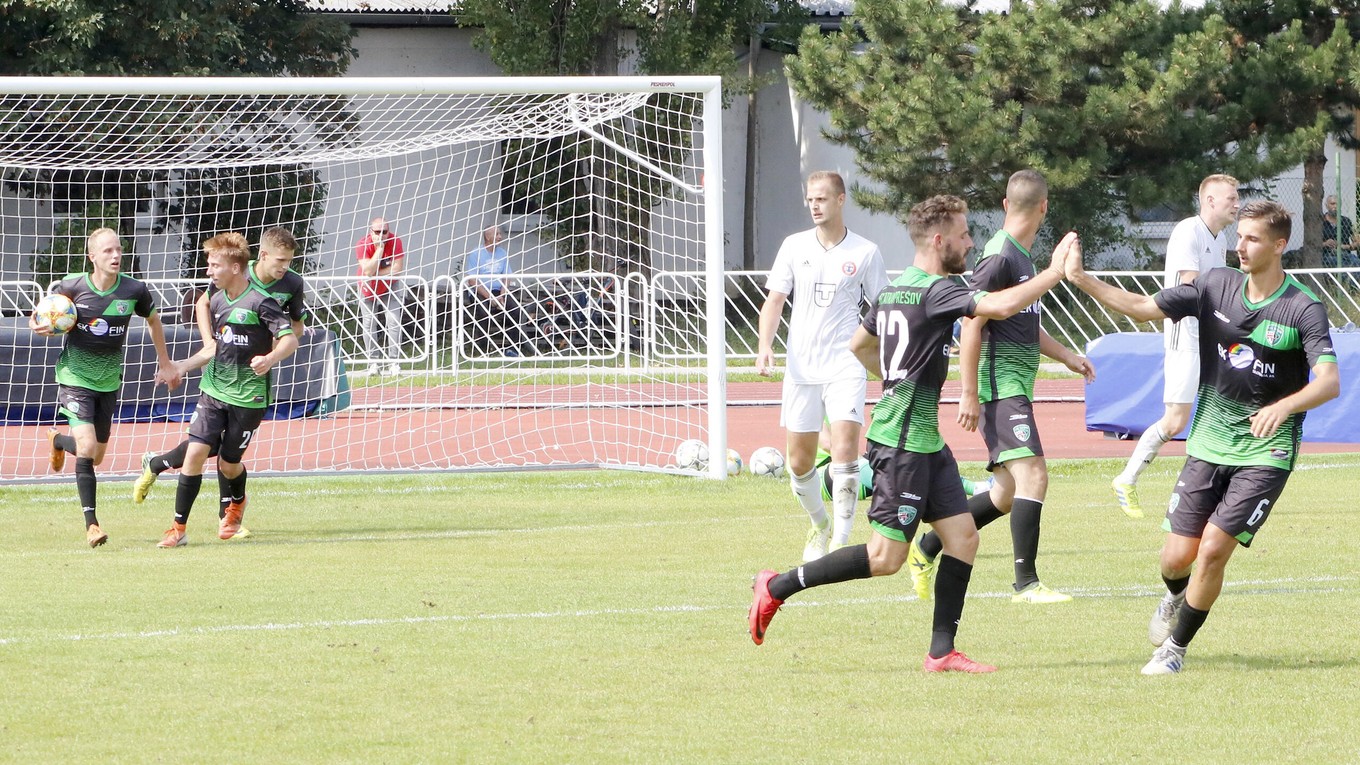 Ivanko Macej (vľavo vzadu) vyrovnáva na 2:2 a zápas ide do finále. Momentka z duelu Slávia TU Košice - Prešov.