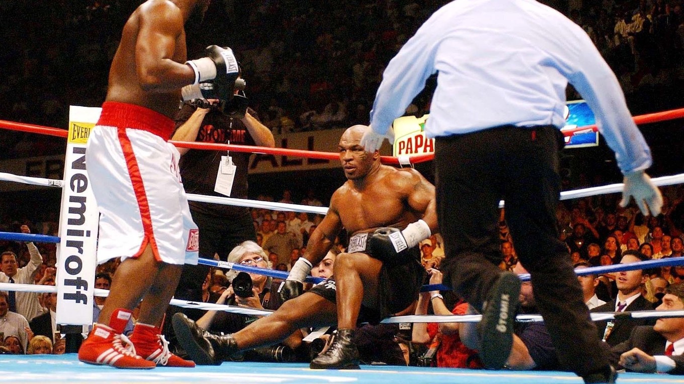 Najjagavejšia chvíľa v kariére Dannyho Williamsa. Po jeho direkte ide do kolien slávny Mike Tyson.