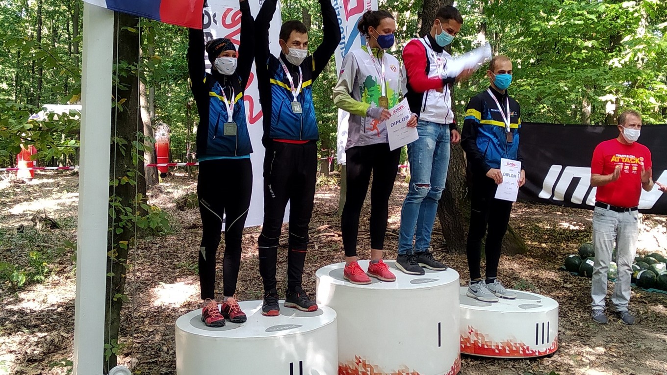 Vyhlásenie víťazov z nočných majstrovstiev SR v orientačnom behu - zľava Lamiová, Krajčík, Miklušová, Hraboš, Sláma.
