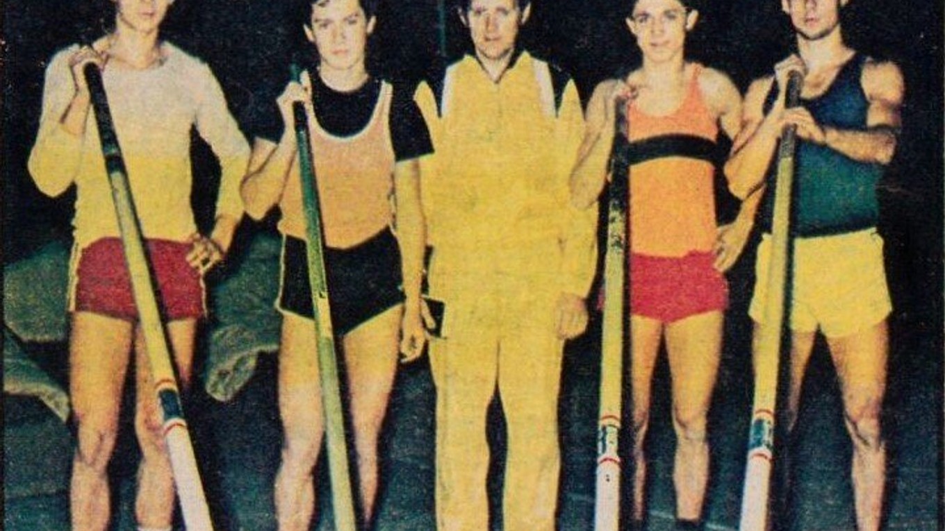 Viktor Sergejenko (v strede) so svojimi zverencami.