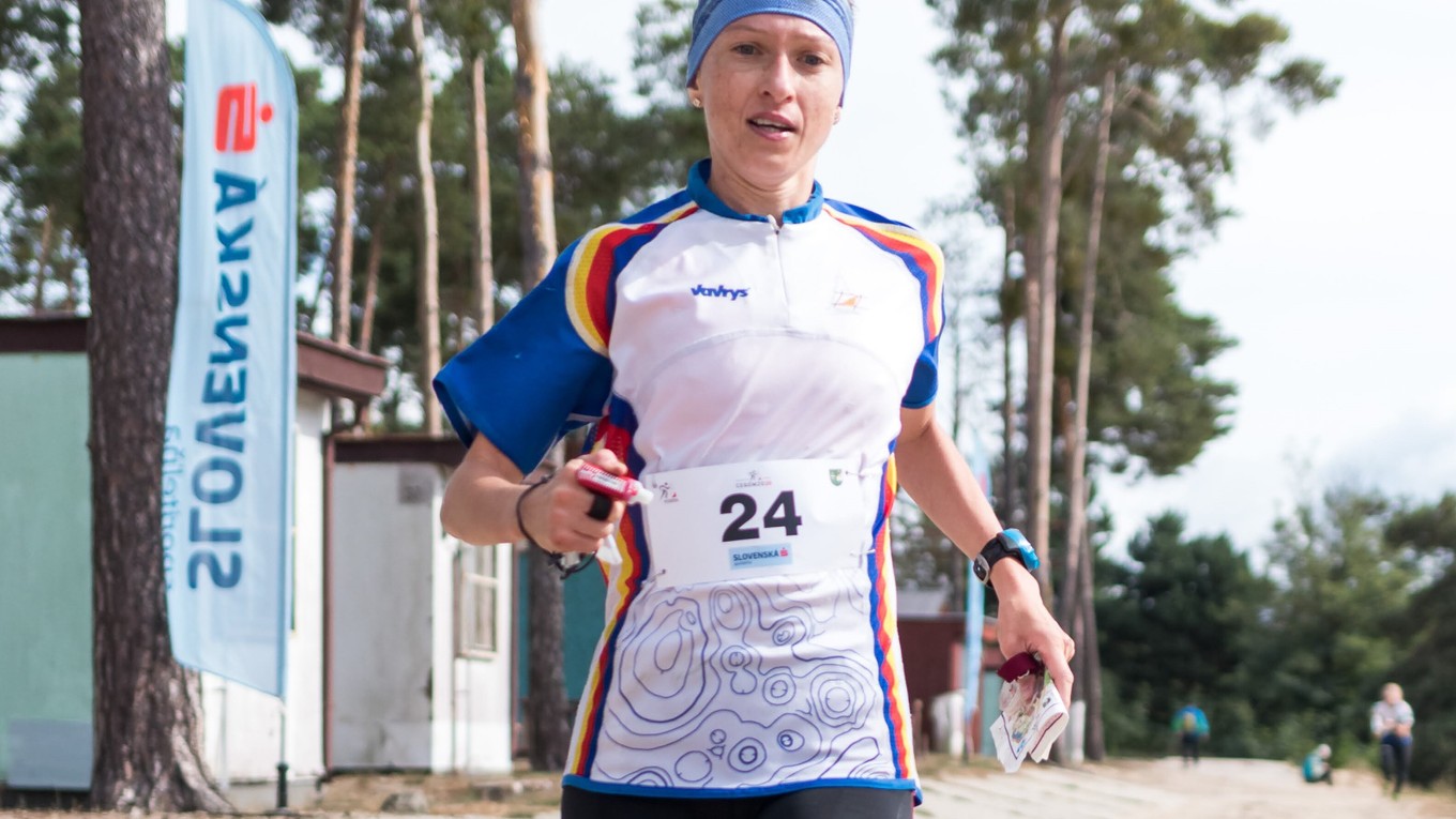 K. Lamiová finišuje po pieskovej dune do cieľa pretekov.