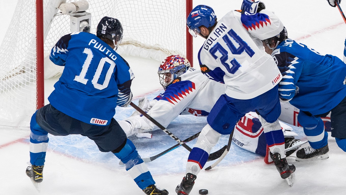 Samuel Hlavaj zasahuje v zápase Slovensko - Fínsko na MS v hokeji do 20 rokov 2021.