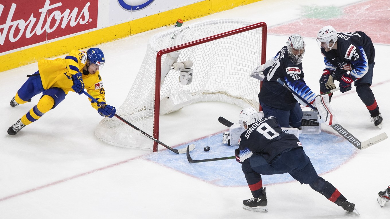 Momentka zo zápasu Švédsko - USA na MS v hokeji do 20 rokov 2021.