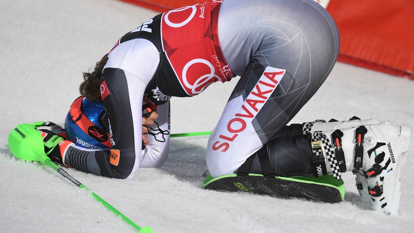 Petra Vlhová sa teší v cieli zo svojho víťazstva v slalome žien Svetového pohára v alpskom lyžovaní v Záhrebe.