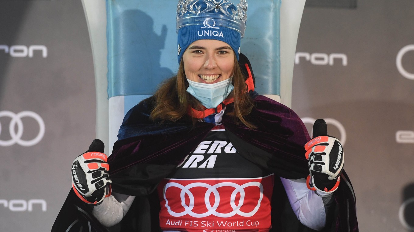 Petra Vlhová s Trofejou snehovej kráľovnej po triumfe v slalome v Záhrebe 2021.