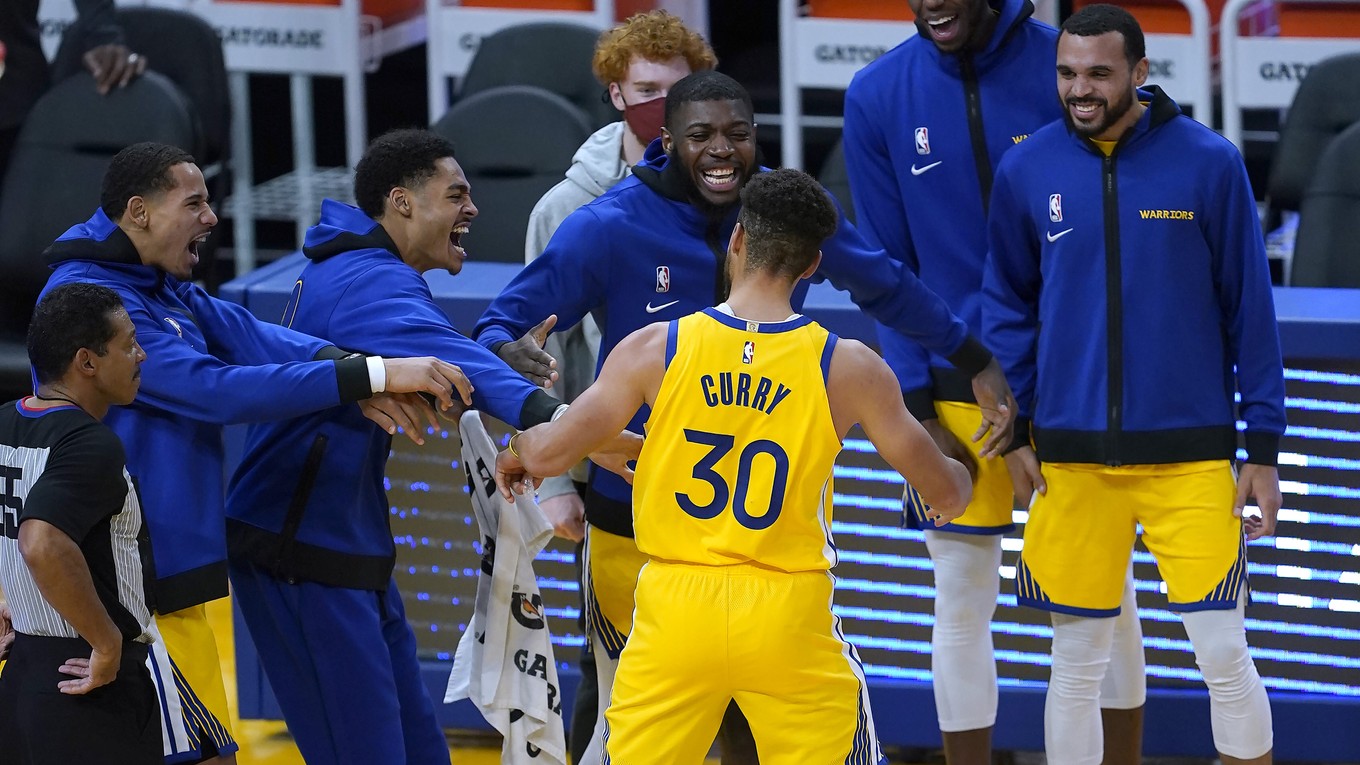 Stephen Curry oslavuje so spoluhráčmi z Golden State Warriors.