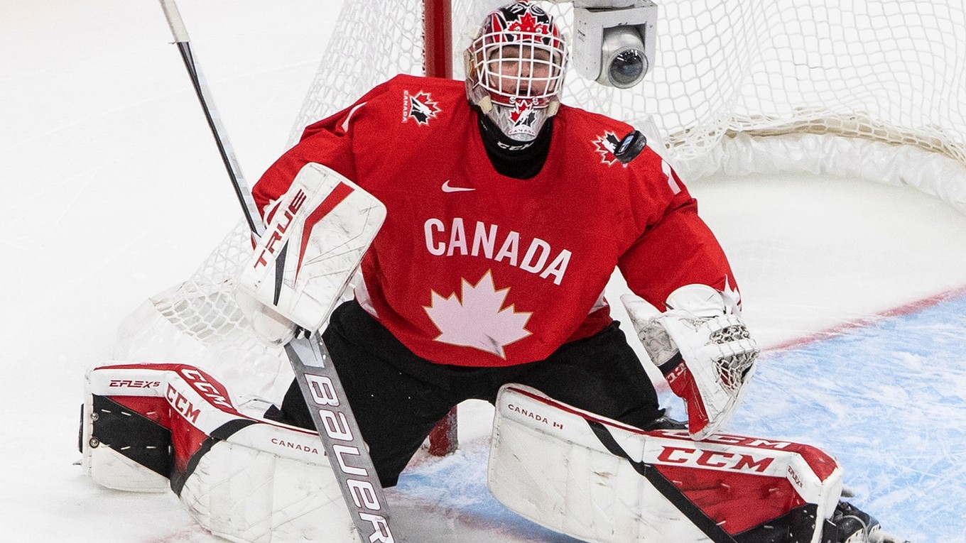 Brankár Kanady Devon Levi na MS v hokeji do 20 rokov 2021.