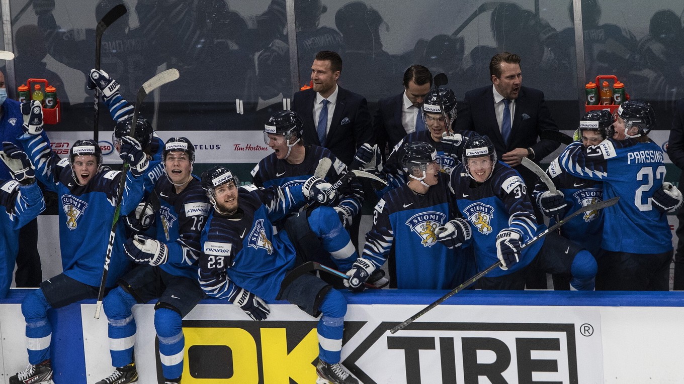 Fínsko oslavuje zisk bronzových medailí na MS hráčov do 20 rokov 2021. V zápase o 3. miesto zdolali Rusko.