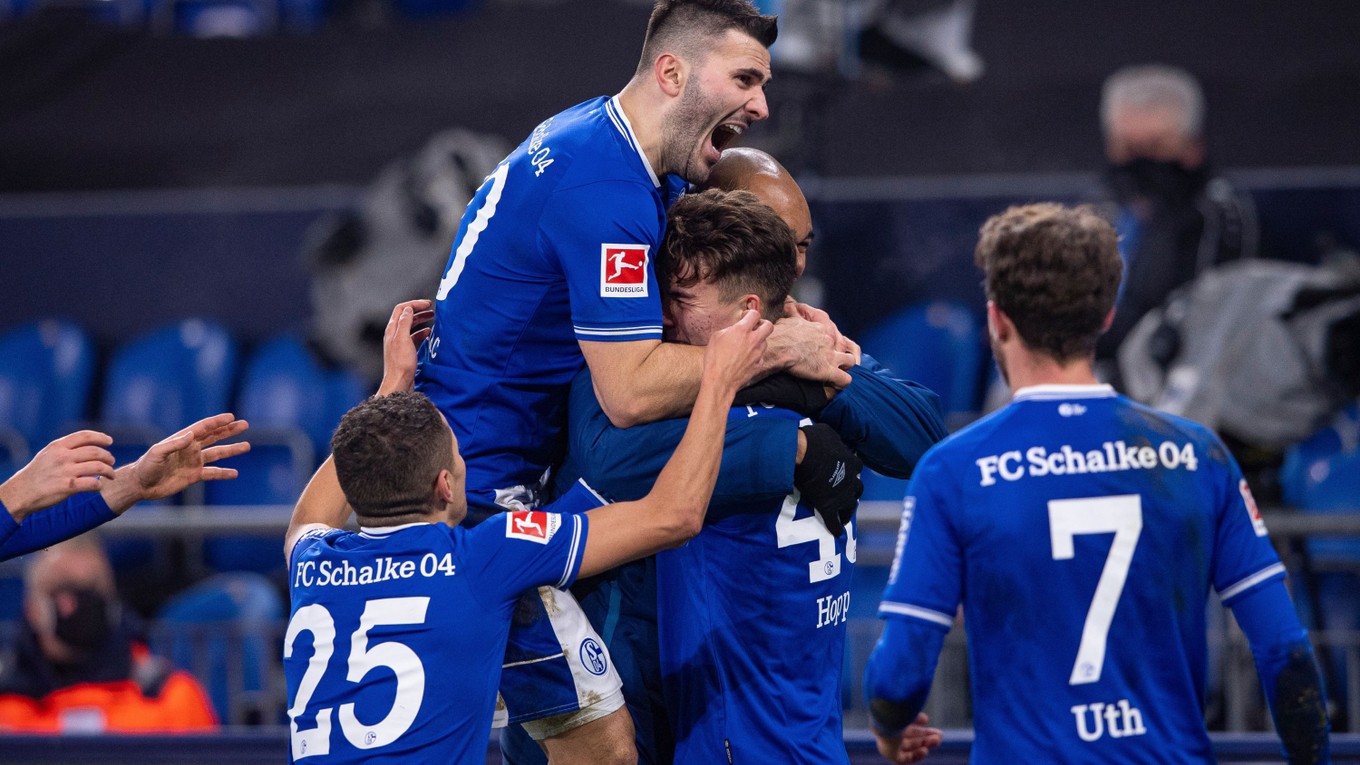 Radosť hráčov Schalke 04, uprostred autor hetriku Matthew Hoppe.