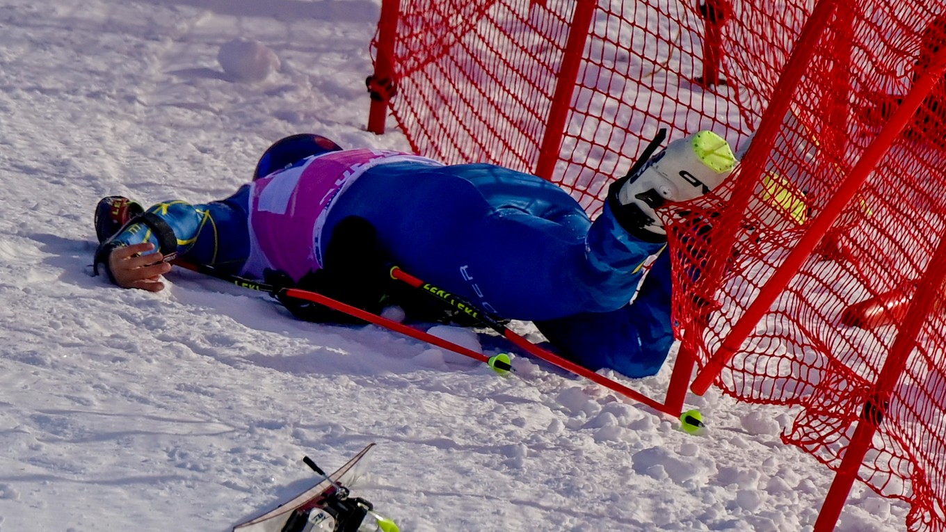 Na snímke zranený americký lyžiar Tommy Ford po páde v 1. kole v obrovskom slalome mužov v rámci Svetového pohára v alpskom lyžovaní v švajčiarskom Adelbodene.