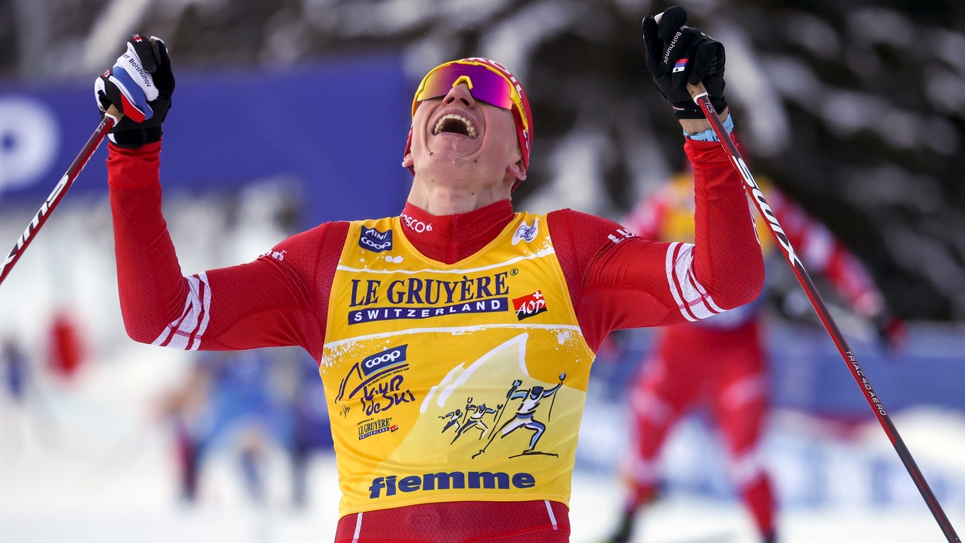 Rus Alexander Bolšunov oslavuje víťazstvo na Tour de Ski 2021.