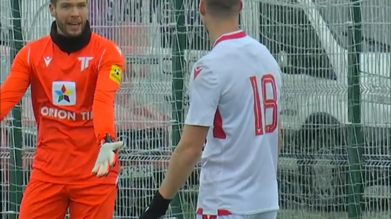 Menno Bergsen a Juha Pirinen po tom, ako si obranca strelil vlastný gól.