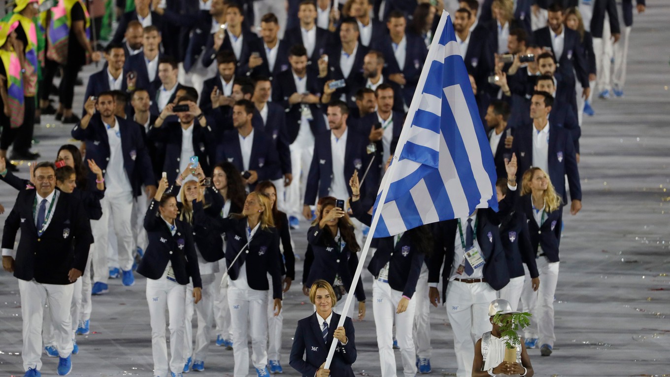 Sofia Bekatorouová nesie grécku vlajku na otváracom ceremoniáli OH 2016 v Rio de Janeiro.