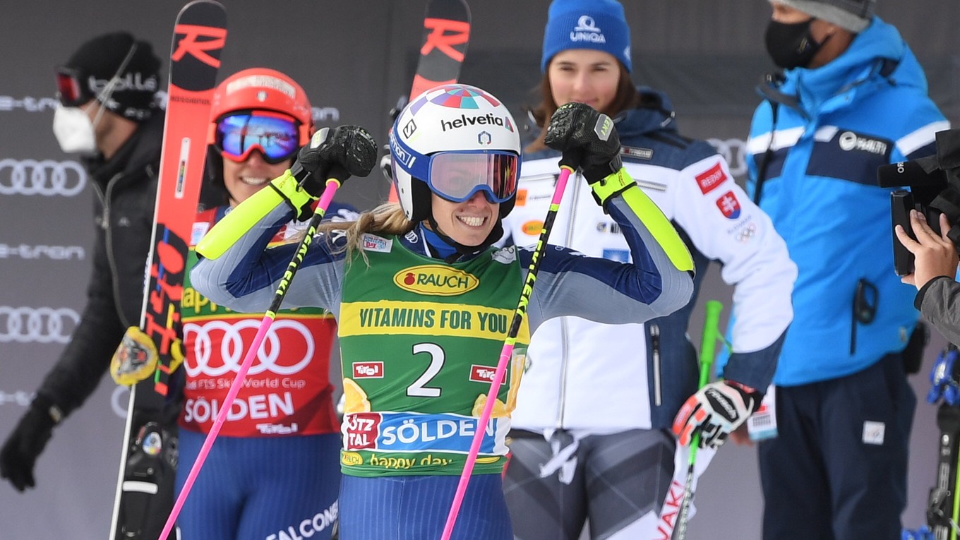 Talianska lyžiarka Marta Bassinová (v popredí) a Slovenka Petra Vlhová (v pozadí). 