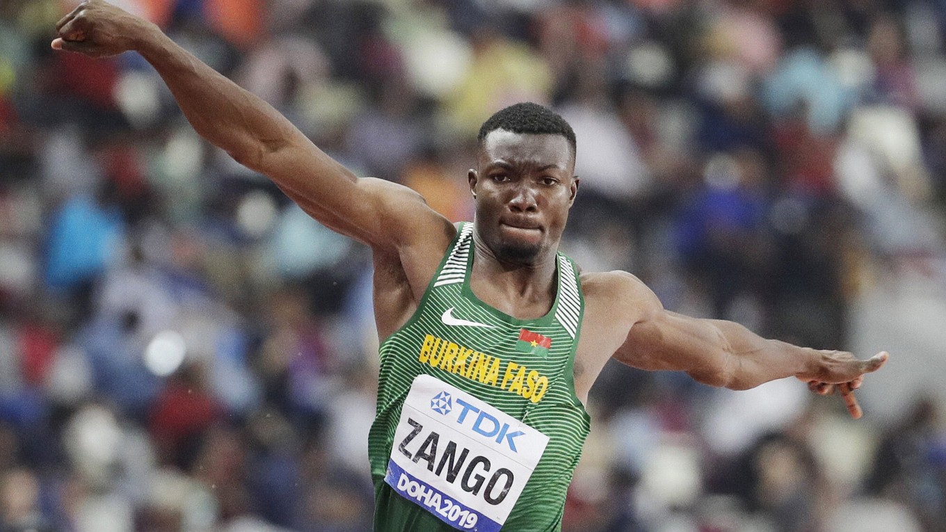 Atlét Hugues Fabrice Zango z Burkiny Faso prekonal halový svetový rekord.