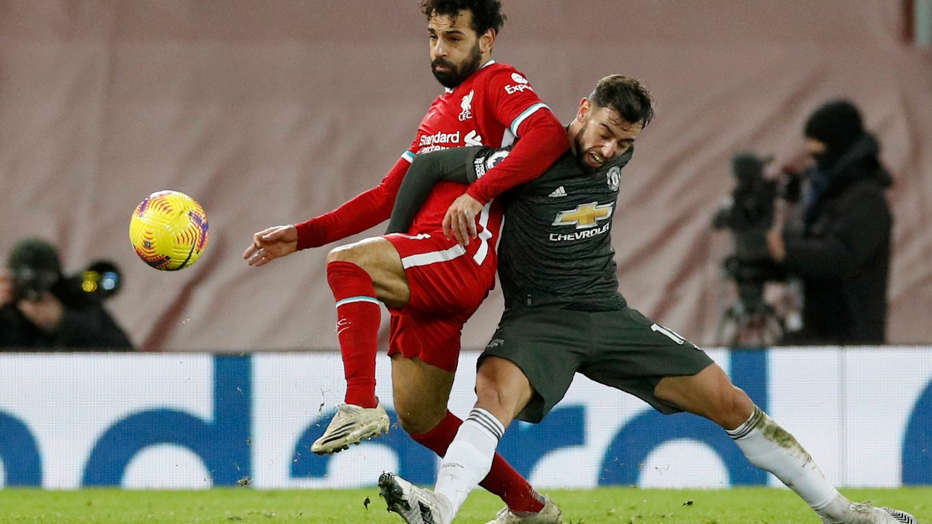Mohamed Salah (v červenom) v súboji s Brunom Fernandesom.