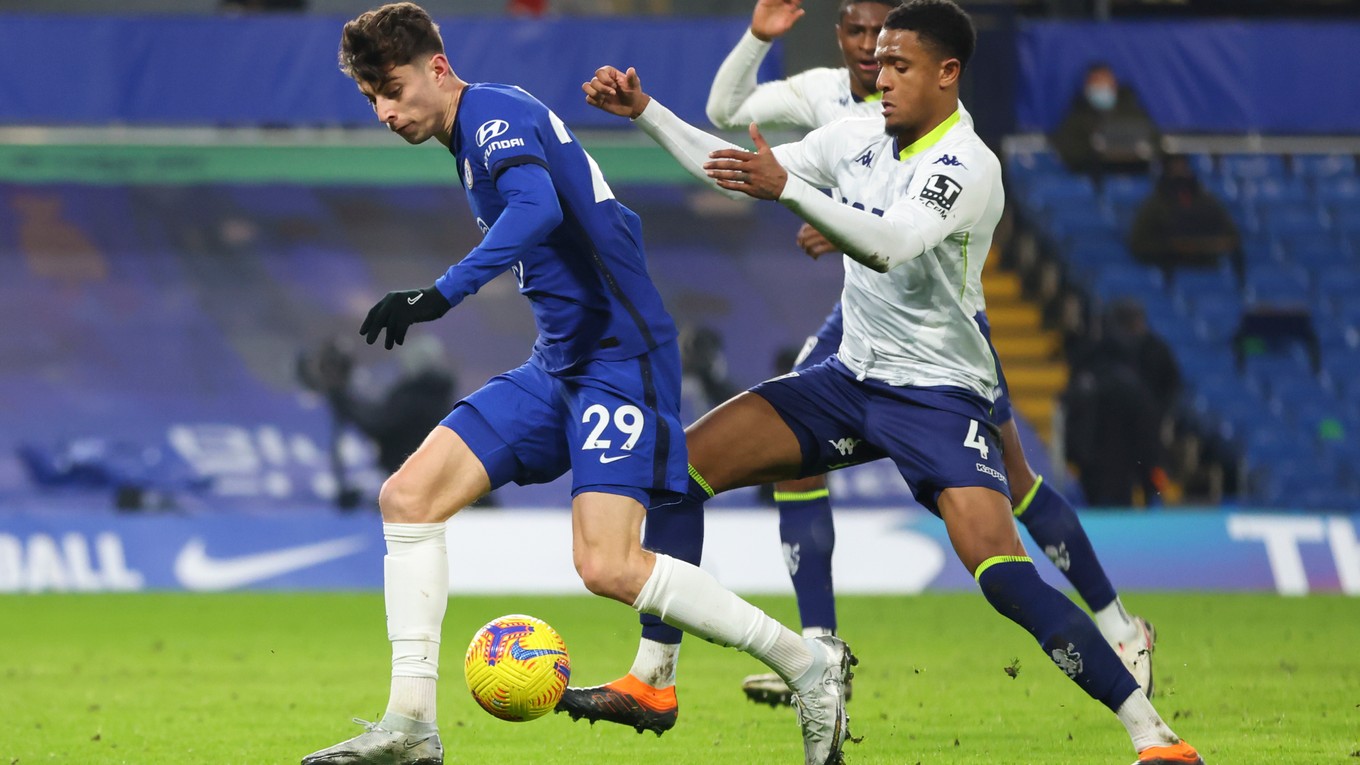 Kai Havertz (vľavo) v drese Chelsea FC.