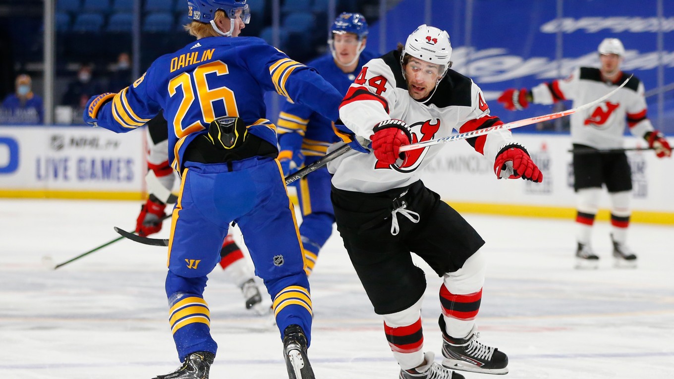 Momentka zo zápasu Buffalo Sabres - New Jersey Devils. 