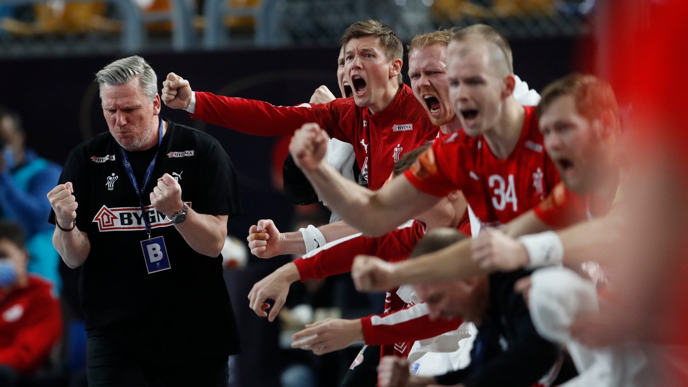 Radosť dánskych hráčov a trénera Nikolaja Jacobsena počas finále MS v hádzanej 2021.