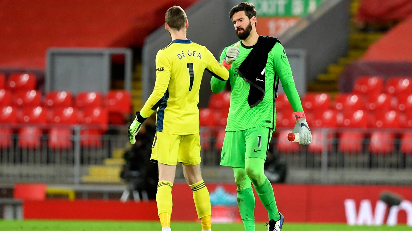 David De Gea (vľavo) a Alisson Becker po zápase Liverpool FC - Manchester United.