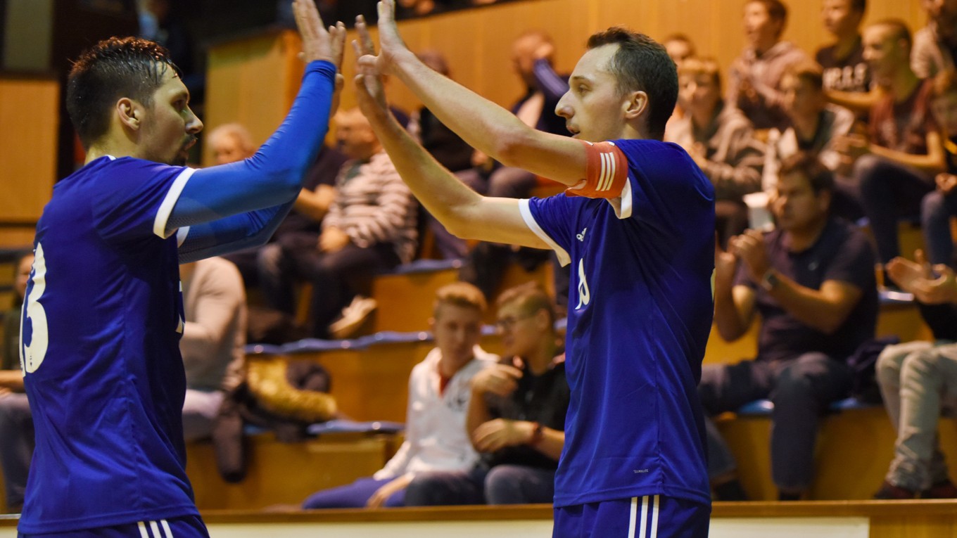 Tomáš Drahovský a Martin Doša sa radujú z gólu v drese slovenskej futsalovej reprezentácie.
