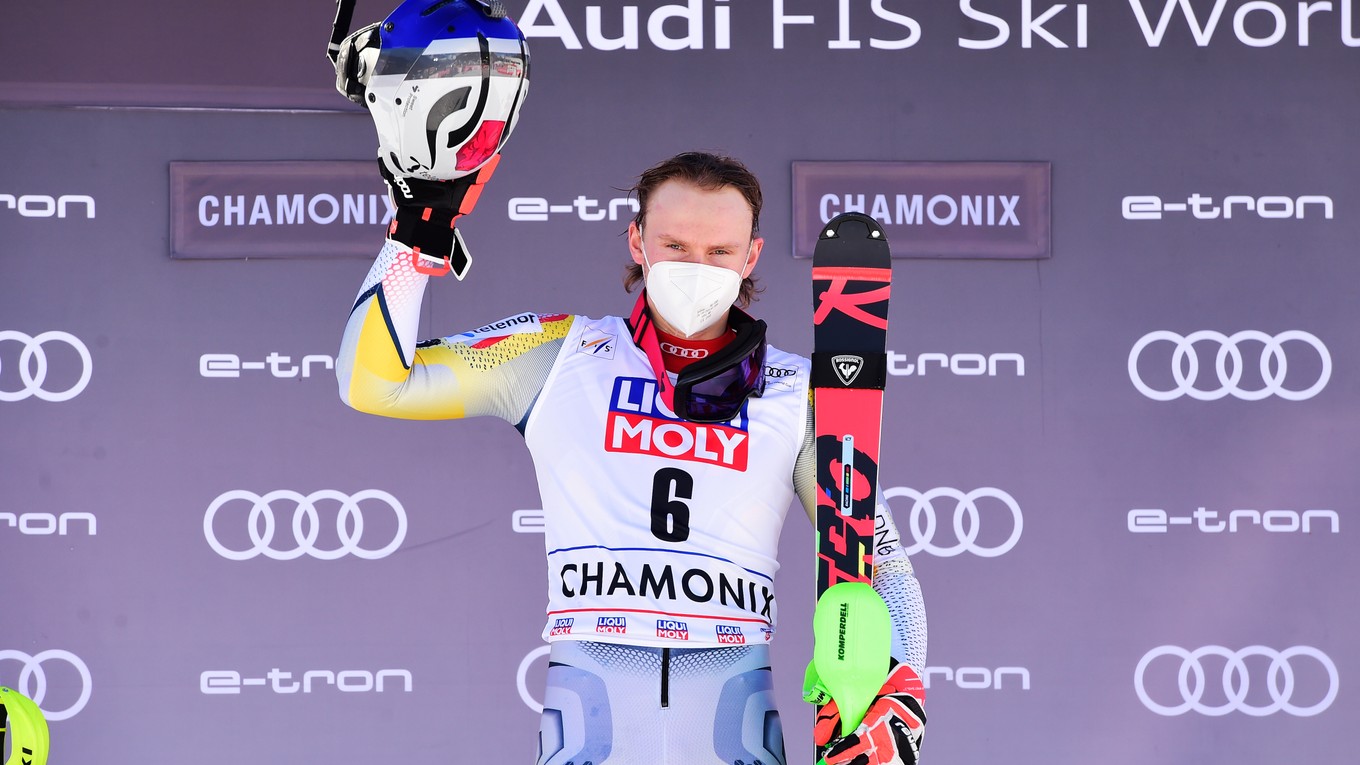 Nórsky lyžiar Henrik Kristoffersen sa teší z víťazstva.