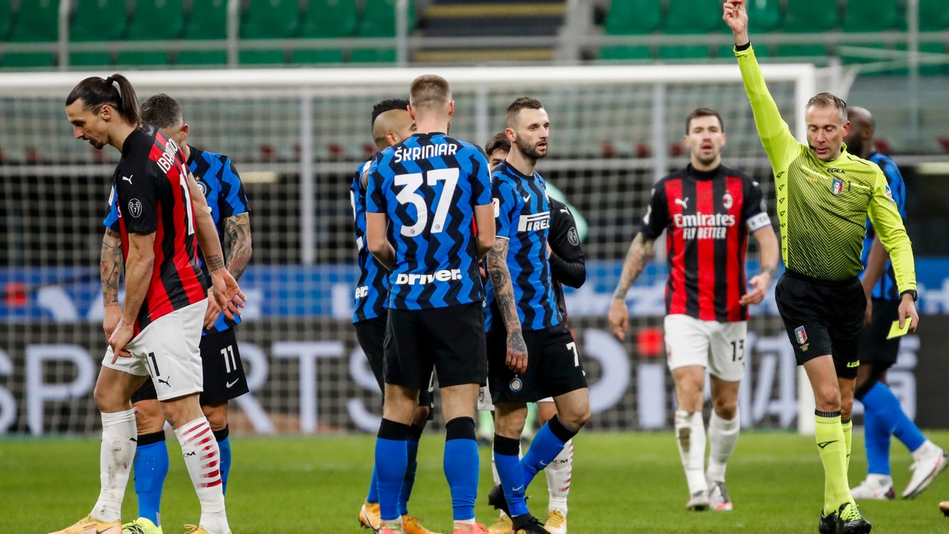 Zlatan Ibrahimovič dostal červenú kartu v zápase Inter Miláno - AC Miláno.