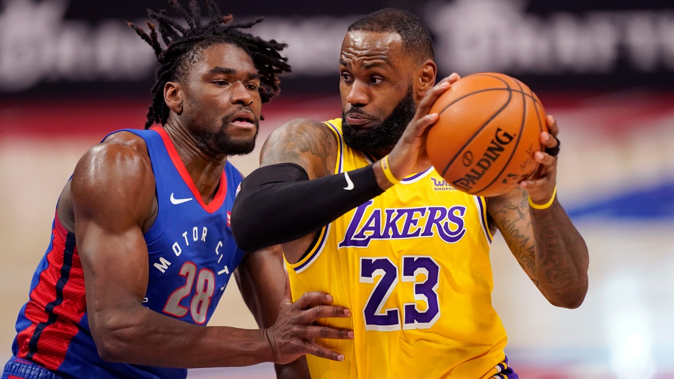 Hráč Los Angeles Lakers LeBron James (vpravo) sa pokúša strieľať cez Isaiahu Stewarta z Detroit Pistons.