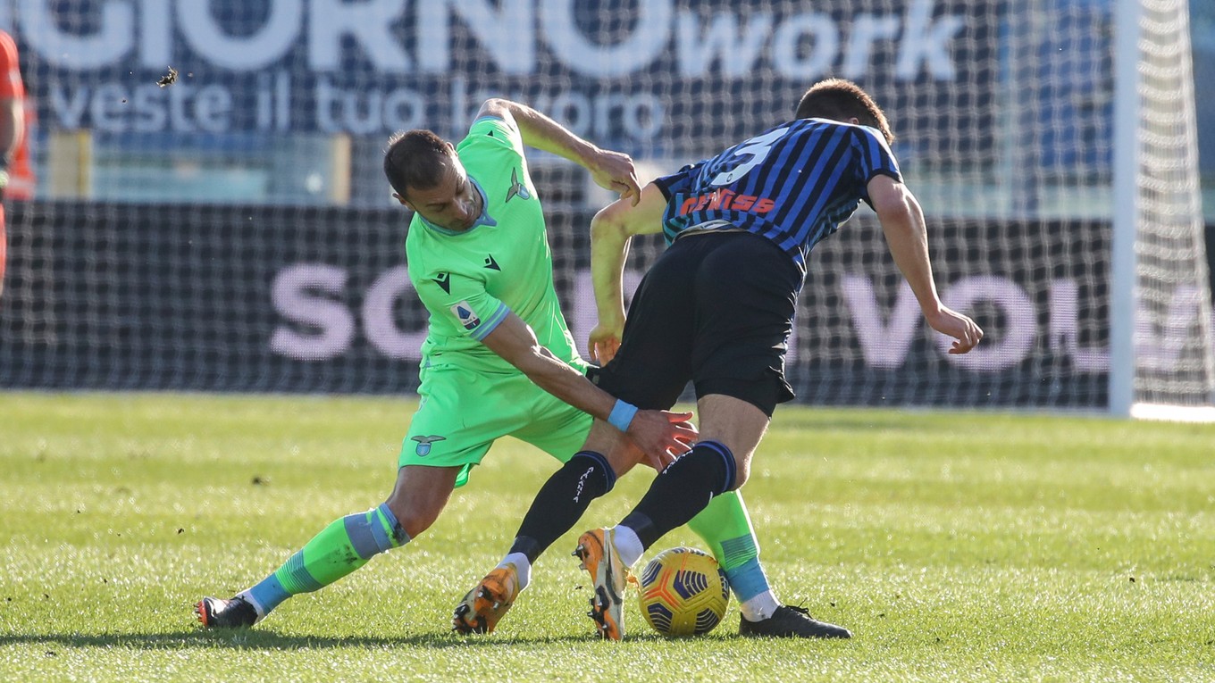 Stefan Radu a Joakim Maehle v súboji počas zápasu Lazio - Atalanta.