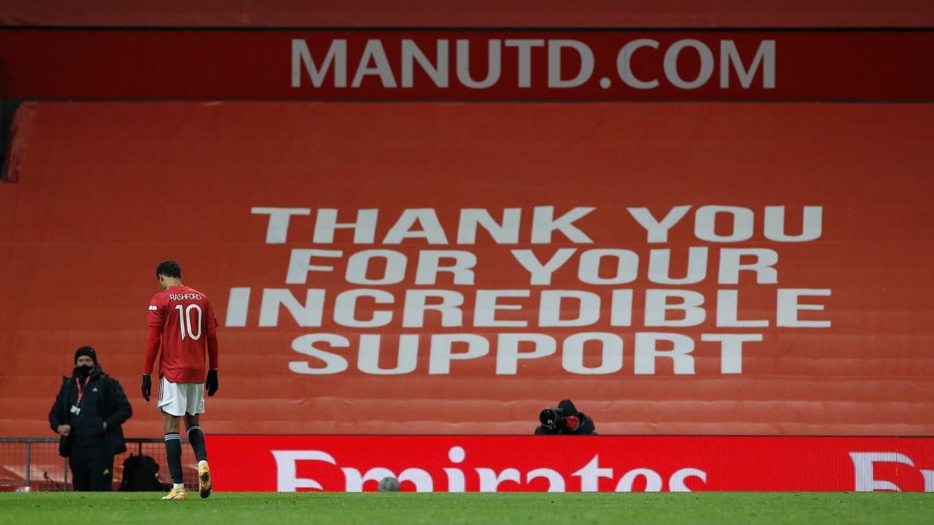 Marcus Rashford na prázdnom štadióne Old Trafford.