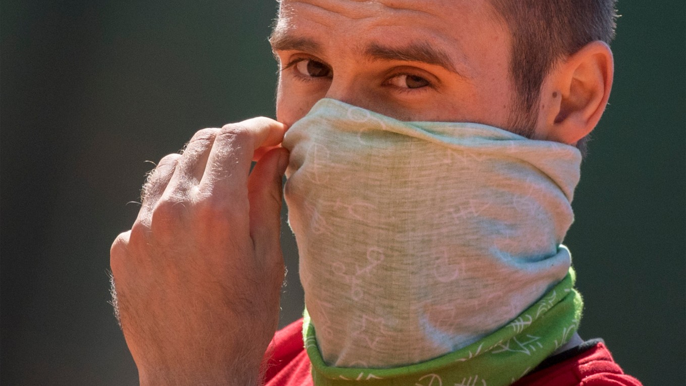 Slovenský tenista Norbert Gombos s rúškom na tvári počas tréningu po otvorení kurtov po prvej vlne pandémie.