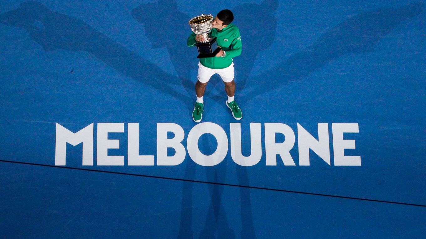 Víťaz mužskej dvojhry Australian Open 2020 Novak Dokovič. 