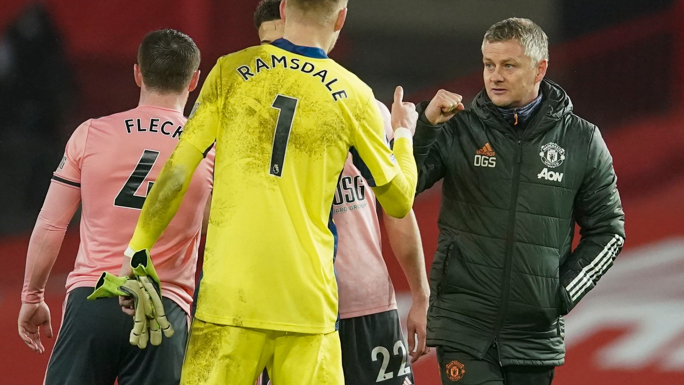 Momentka po zápase Manchester United - Sheffield United. Tréner Ole Gunnar Solskjaer blahoželá brankárovi Aaronovi Ramsdalovi k triumfu.