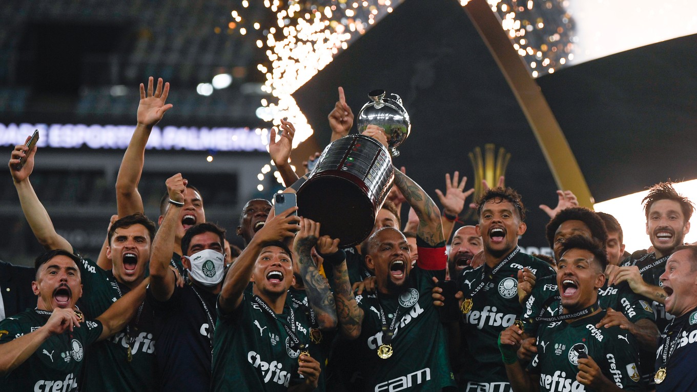 Hráči Palmeiras s trofejou Pohára osloboditeľov 2021 (Copa Libertadores)