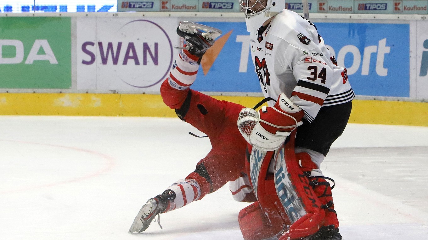Momentka zo zápasu Banská Bystrica - Liptovský Mikuláš. Hosťujúci William Portoklais padá vedľa brankára Filipa Belányiho.