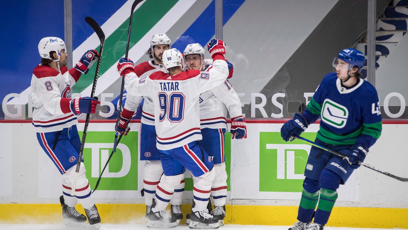 Tomáš Tatar (v strede) so spoluhráčmi z Montreal Canadiens.