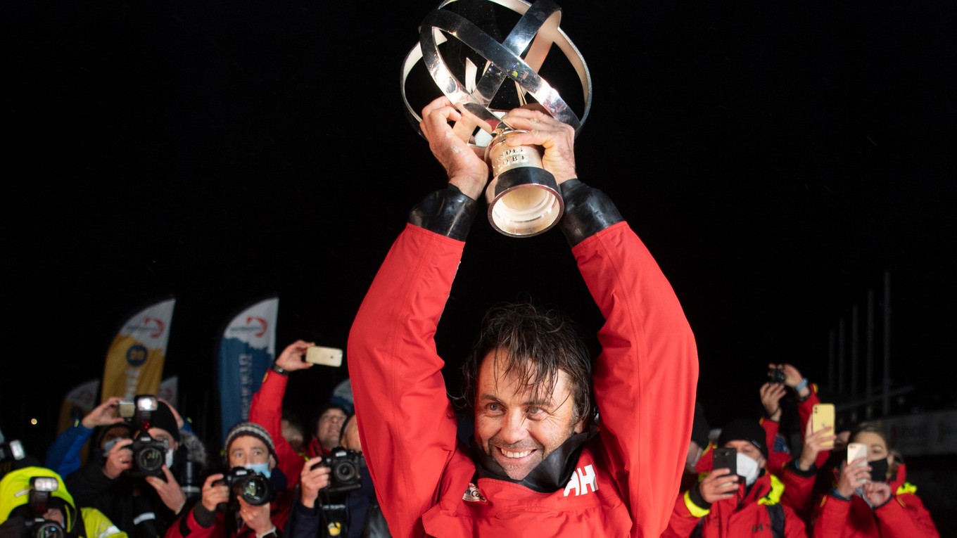 Yannick Bestaven sa stal víťazom jachtárskych pretekov okolo sveta Vendée Globe.