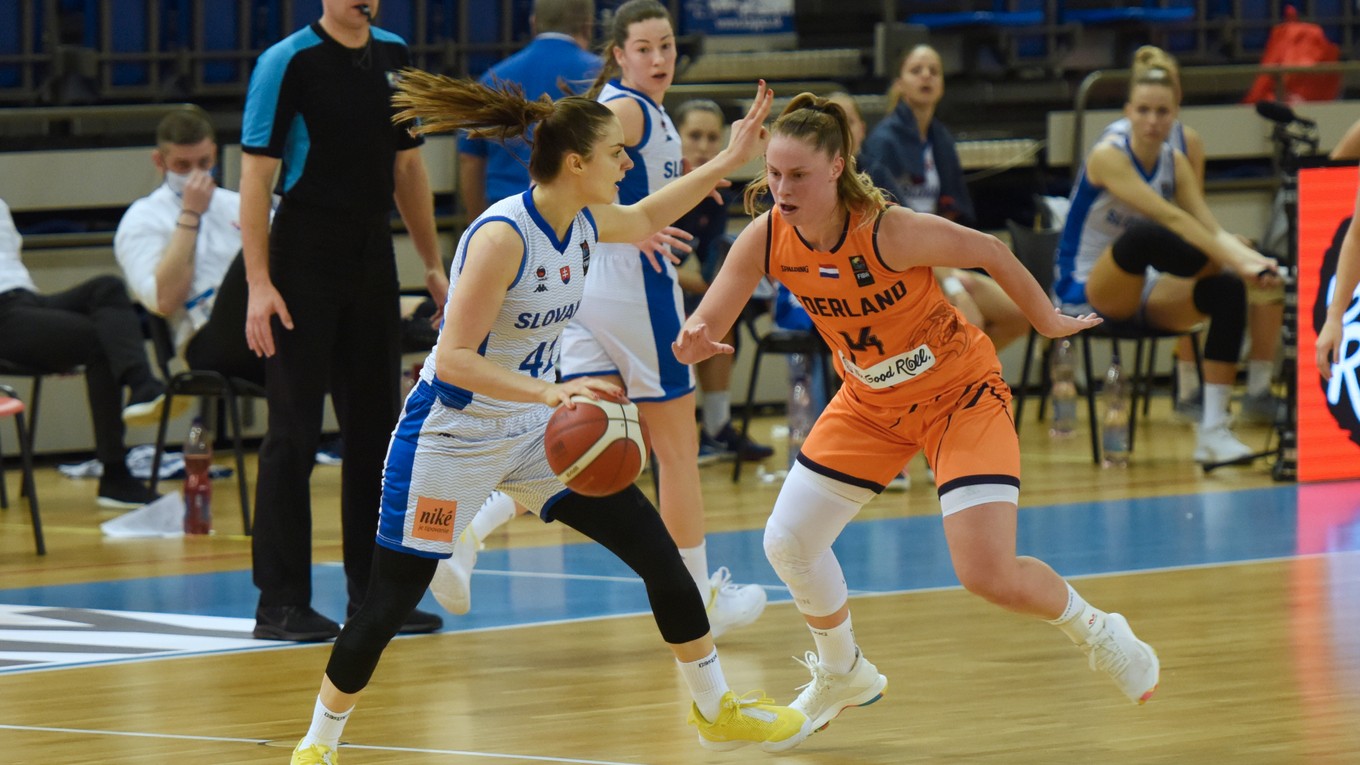 Kapitánka slovenských basketbalistiek Barbora Bálintová (s loptou) v zápase s Holandskom.