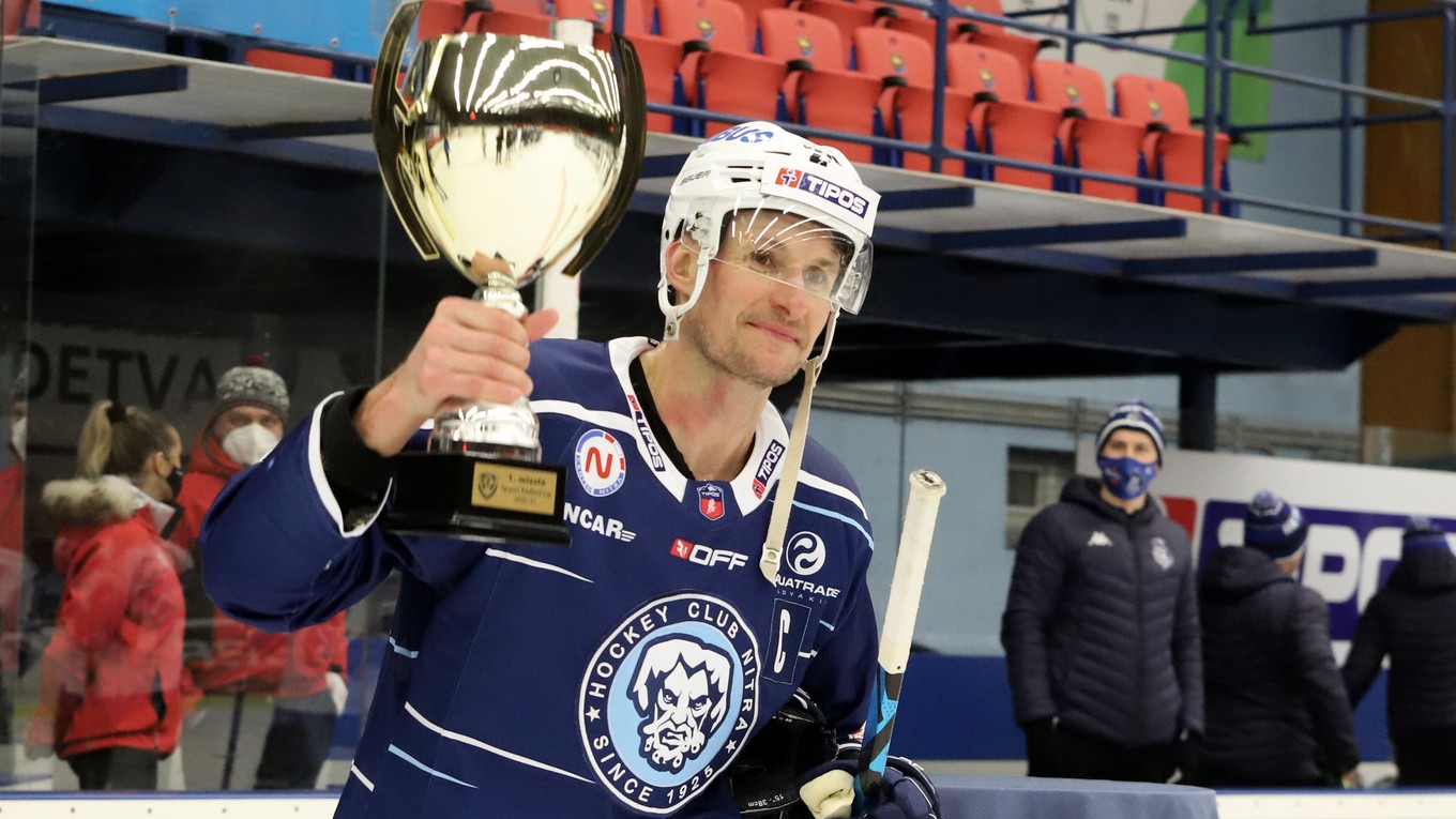 Kapitán Nitry Branislav Mezei s trofejou za víťazstvo v Tipsport Kaufland Cupe.
